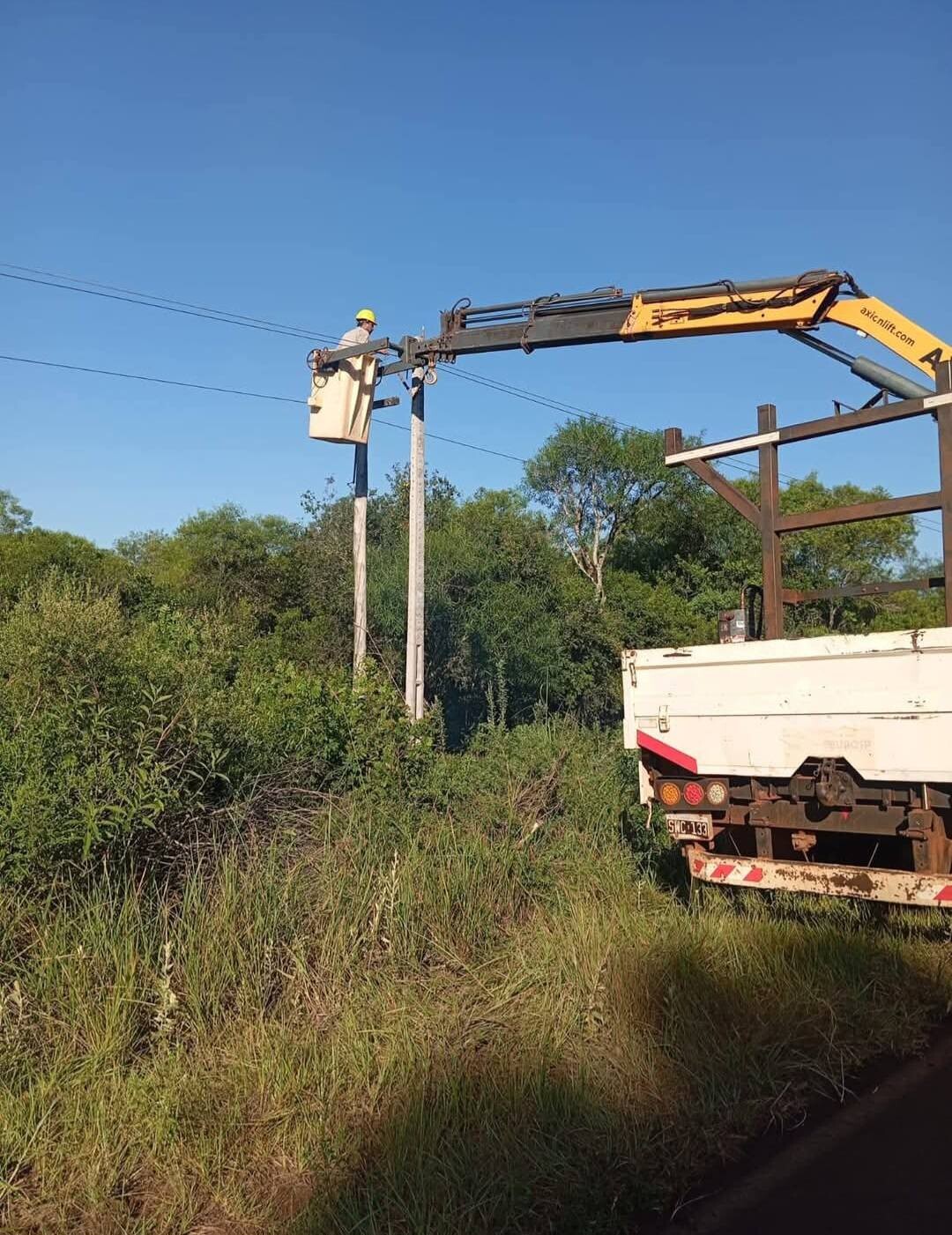 La Cooperativa Ceurosp realizó recambio de postes y trabajos de mantenimiento en la línea 13,2 kV