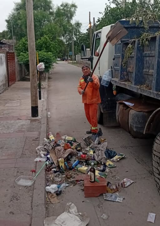 Fiscal municipal recordó que se aplican multas a quienes depositan residuos sin embolsar en la vía pública