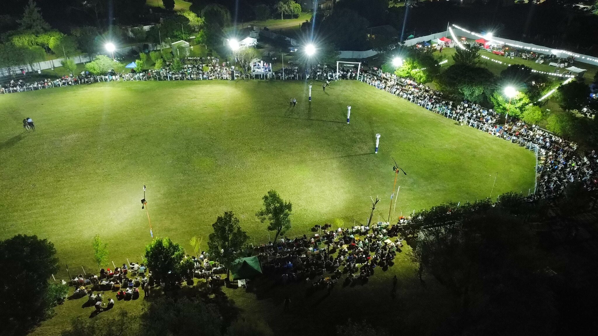 Gran marco de público en la jineteada nocturna de “La Bailanta” 2026