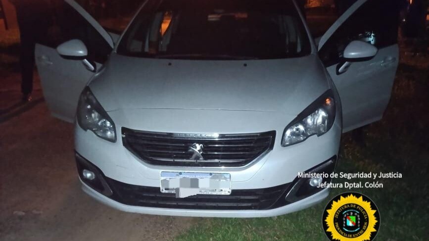 COLÓN: APREHENSIÓN EN FLAGRANCIA Y RECUPERO DE VEHÍCULO SUSTRAÍDO.