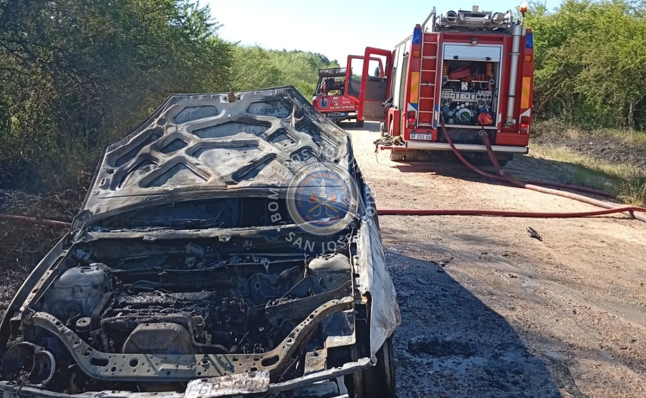 incendio de un vehiculo en un camino vecinal. incendio de un vehiculo en un camino vecinal.