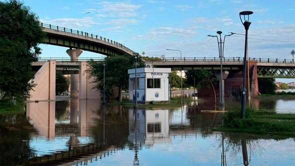 FUERTES IMAGENES DE LA CRECIDA DEL RIO DULCE: EL AGUA DESBORDO EN LA ZONA DEL ESTADIO ÚNICO MADRE DE CIUDADES