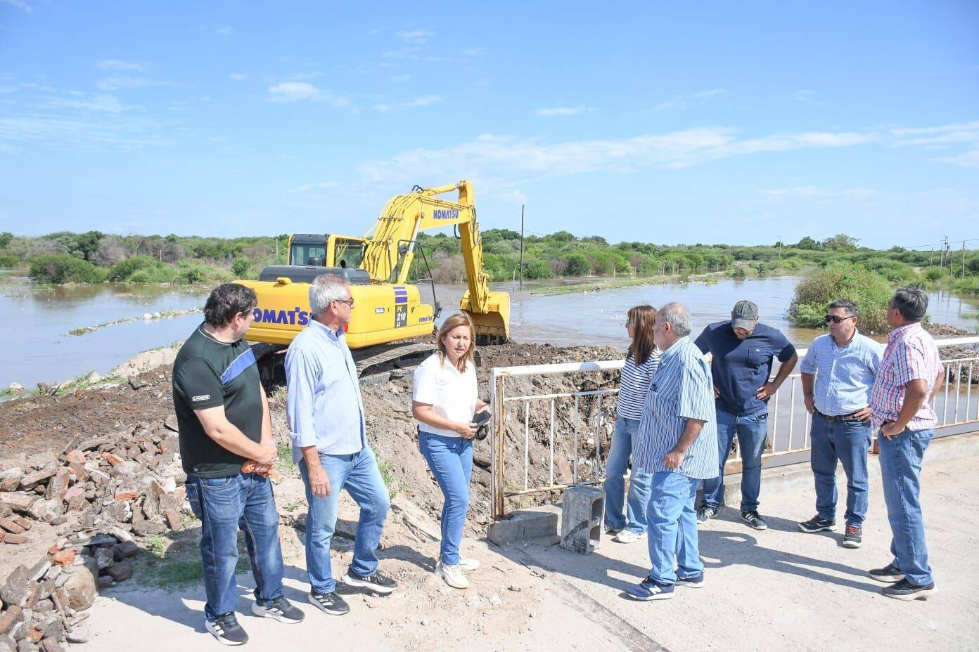 La Municipalidad continúa con los trabajos ante la creciente del río Dulce en la Costanera