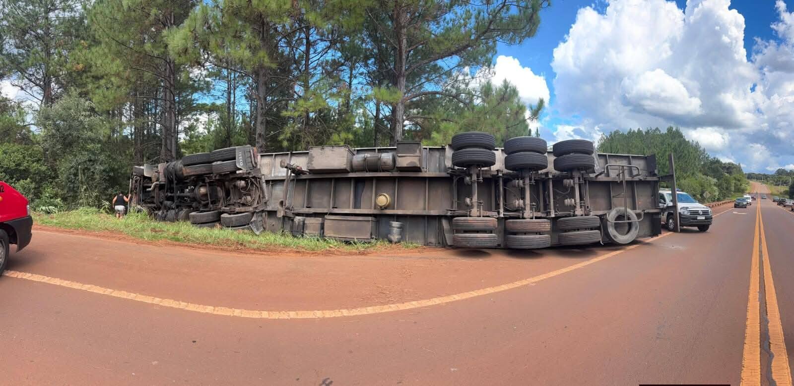 Vuelco de camión con carga de peras en la Ruta Nacional 14 (San Pedro)
