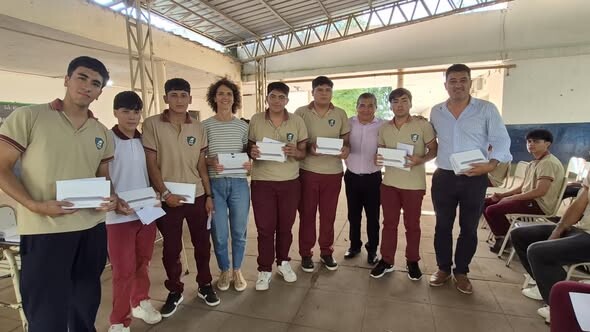 Continuamos con la entrega de tablets del Programa Provincial Metas Digitales a alumnos de diferentes establecimientos educativos.