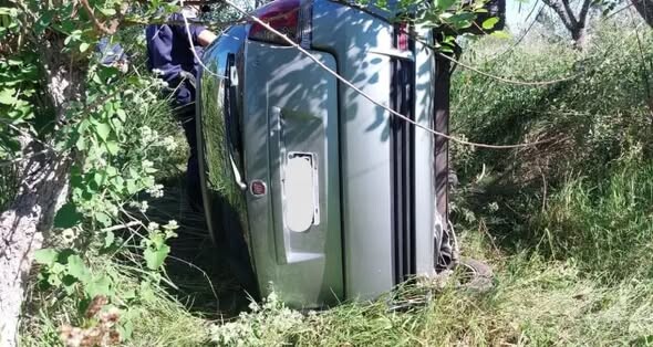 ¡De milagro! Volcaron en la Ruta 14 y el auto quedó destruido, pero se salvaron.