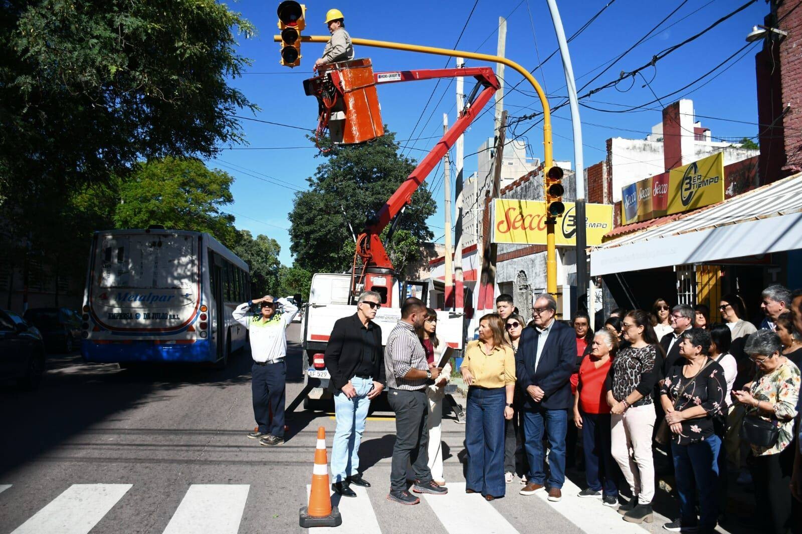 La intendente Fuentes supervisó la instalación de un nuevo semáforo que se suman para el ordenamiento del tránsito