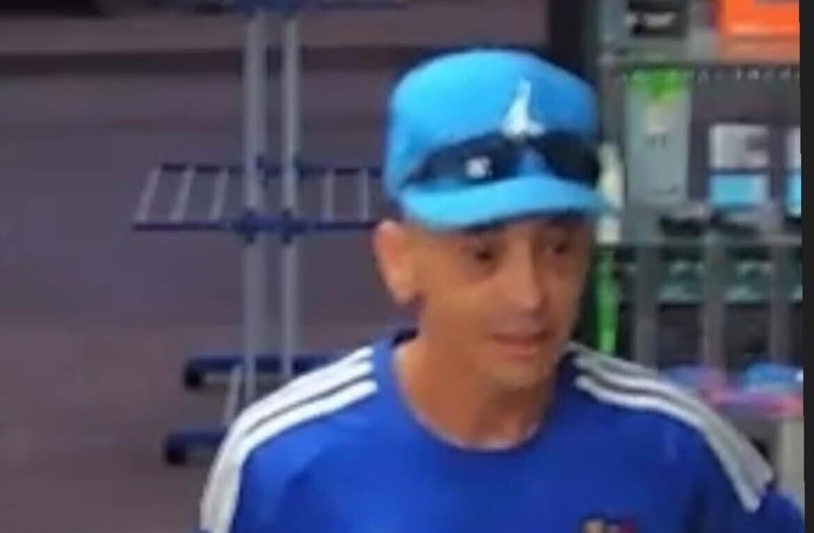 Ofrecen recompensa por un ladrón que ataca locales de celulares en José C. Paz