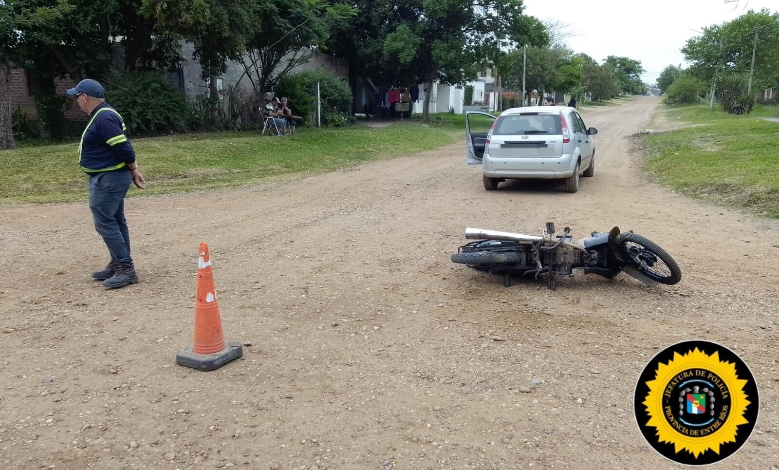 Colisión entre un auto y una motocicleta en Chajarí. Un joven fue hospitalizado.