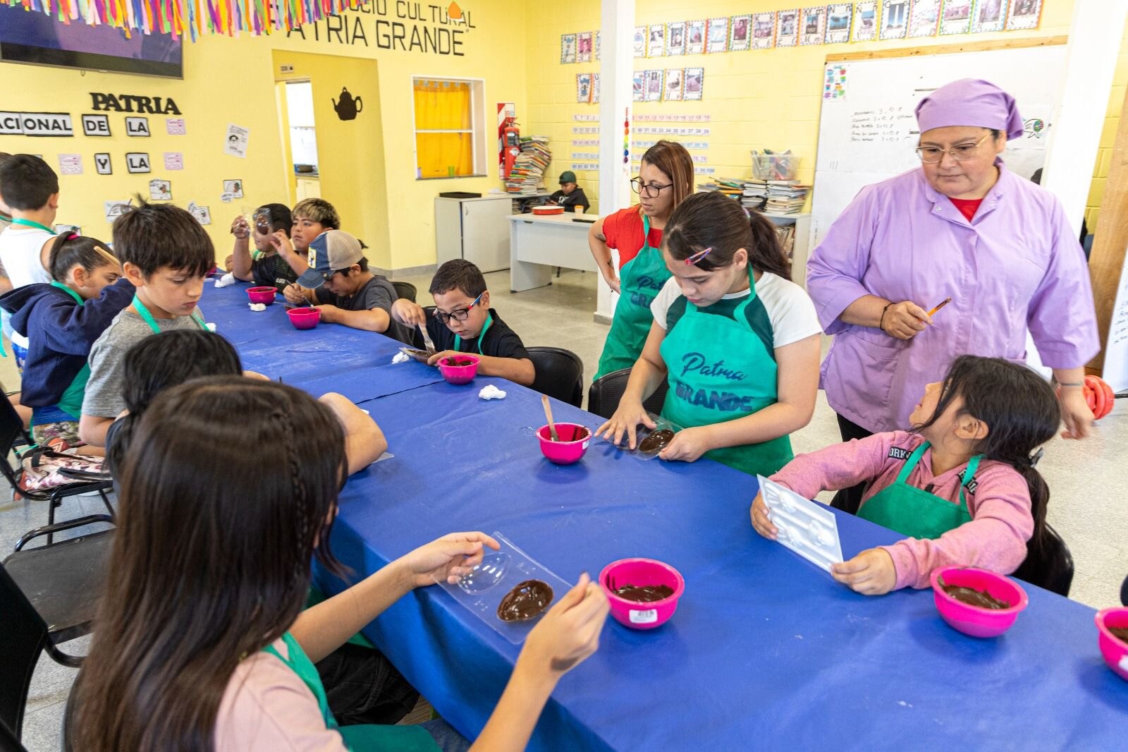 Dulce aprendizaje en Comodoro: niños crearon sus propios huevos de Pascua en un espacio comunitario