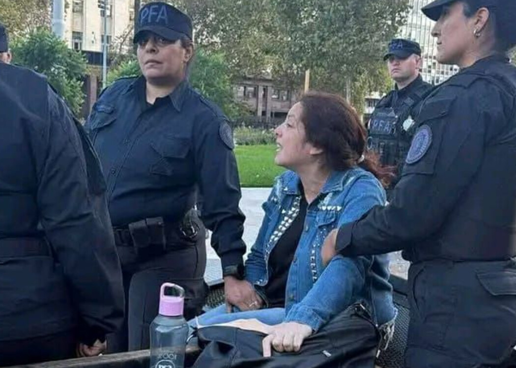 668510449_4569836549926341_5216286656043746871_n.jpg Desesperación frente a Casa Rosada: la esposa de un prefecto se esposó a las rejas y denunció persecución