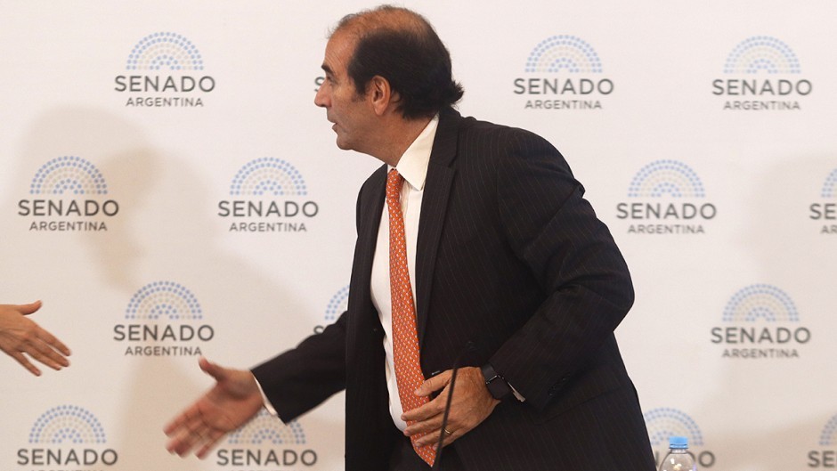 El Gobierno le ordenó a García Mansilla que no renuncie y lo expone aún más