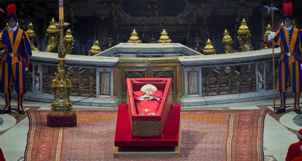 Trasladaron el cuerpo del papa Francisco a la basílica San Pedro, donde estará durante tres días