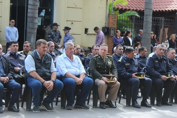 AUTORIDADES MUNICIPALES PARTICIPARON EN CURUZÚ CUATIÁ DE LA CEREMONIA DE ASCENSOS EN LA POLICÍA DE CORRIENTES AUTORIDADES MUNICIPALES PARTICIPARON EN CURUZÚ CUATIÁ DE LA CEREMONIA DE ASCENSOS EN LA POLICÍA DE CORRIENTES