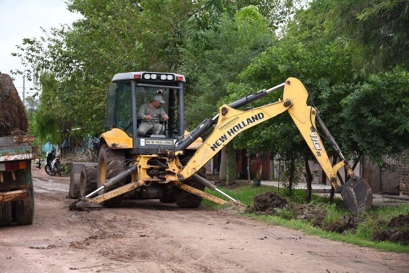 TRES ISLETAS: TRABAJADORES MUNICIPALES REALIZARON TAREAS DE LIMPIEZA EN EL BARRIO OESTE