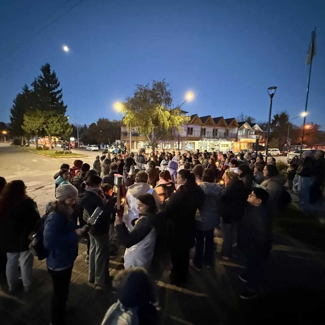 BASTA DE SILENCIO” Y “BASTA DE ABUSO”: IMPORTANTE MARCHA EN TREVELIN DE DOCENTES Y AUXILIARES DE LA EDUCACIÓN