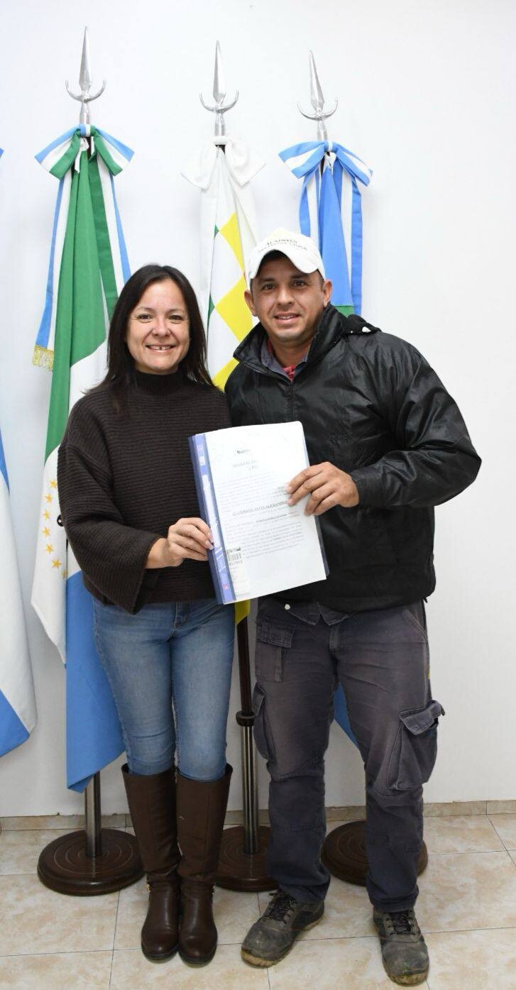 TRES ISLETAS: LA JEFA COMUNAL INICIÓ LA JORNADA CON UNA NUEVA ENTREGA DE TÍTULOS DE PROPIEDAD