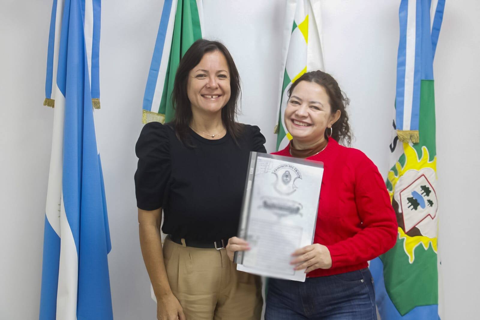 TRES ISLETAS: MÁS FAMILIAS CON MÁS SEGURIDAD: LA JEFA DE ESTADO HIZO ENTREGA DE UN NUEVO TÍTULO DE PROPIEDAD