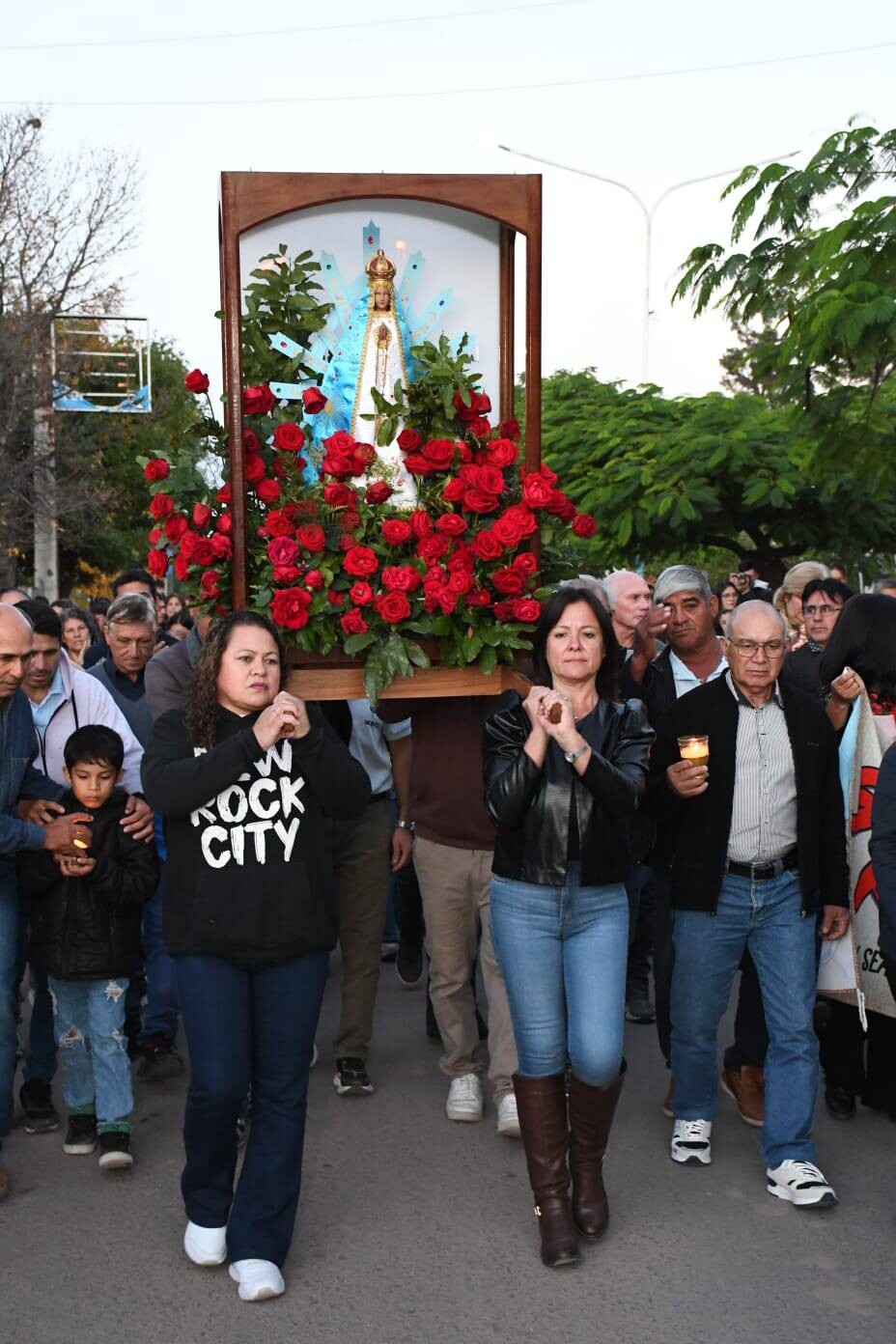TRES ISLETAS: BAJO EL LEMA “FE Y DEVOCIÓN POR NUESTRA SEÑORA DE LUJÁN”, EL EQUIPO DE GOBIERNO ACOMPAÑÓ LA PROCESIÓN EN EL DÍA DE LA PATRONA DE NUESTRA CIUDAD