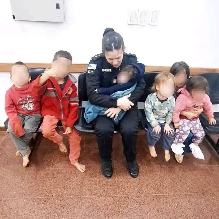 Policía de Misiones  amamantó a un bebé: El padre conducía borracho con sus 6 hijos