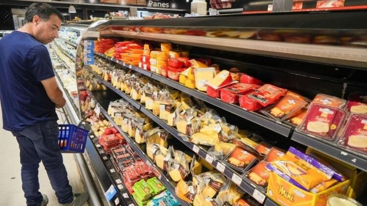 El consumo cayó por noveno mes consecutivo: se desplomó la compra de alimentos perecederos y bebidas