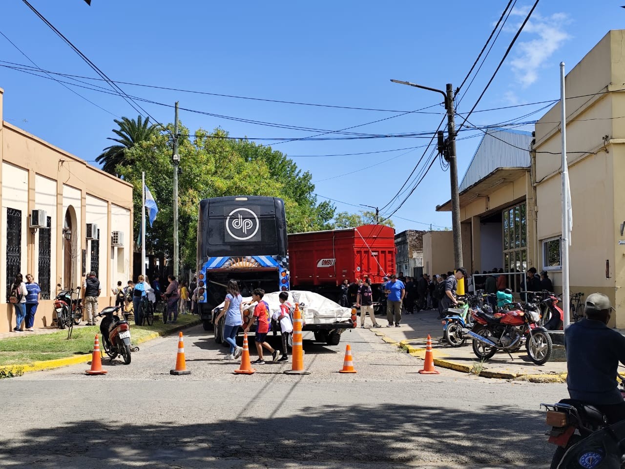 Marcos Di Palma hizo su paso por Carmen de Areco para recolectar la ayuda local destinada a Bahía Blanca