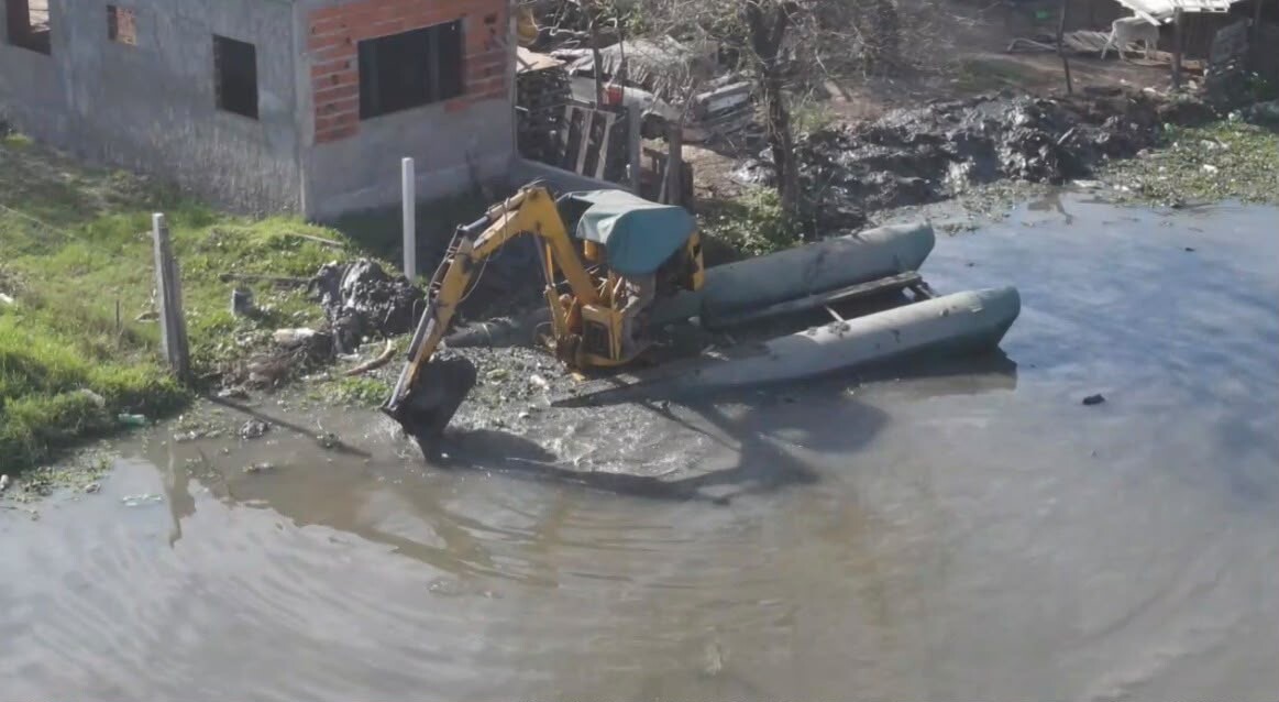 EN BARRANQUERAS, EL GOBIERNO PROVINCIAL AVANZA CON LA LIMPIEZA DEL RIACHO ARAZÁ PARA PREVENIR EL IMPACTO DE EL NIÑO