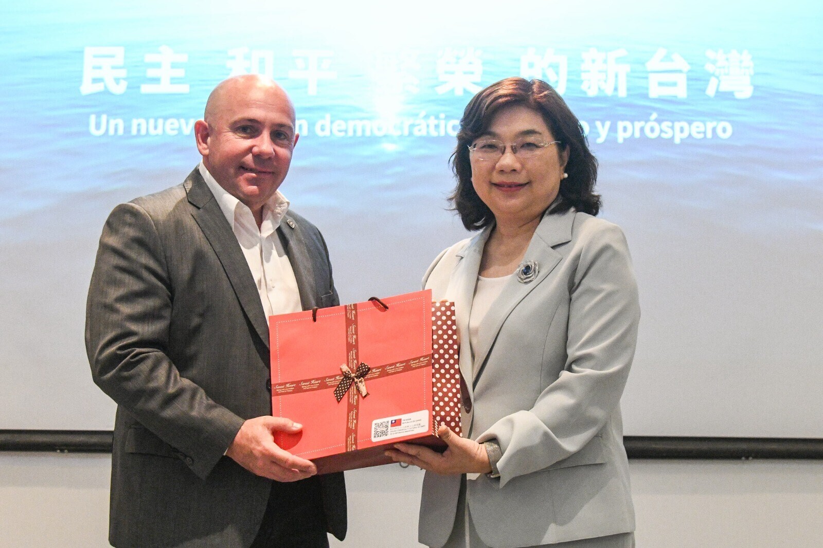 Sastre recibió a la embajadora de Taiwán, Florencia, Miao-Hung Hsie