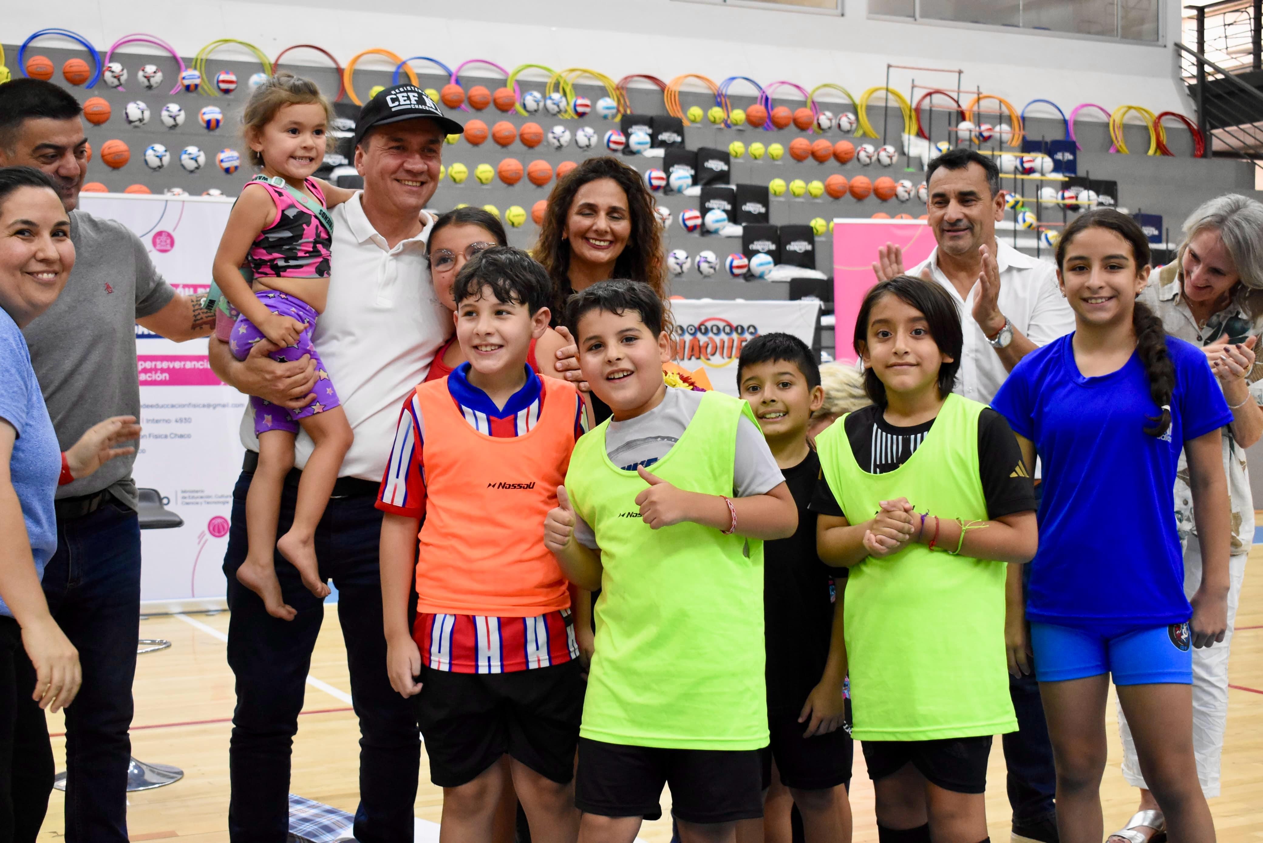 EL GOBERNADOR ZDERO ENTREGÓ ELEMENTOS DEPORTIVOS A ESCUELAS DE LA REGIONAL 10: ”EL DEPORTE CUMPLE UN ROL FUNDAMENTAL EN LA FORMACIÓN DE LAS PERSONAS»- AFIRMÓ.