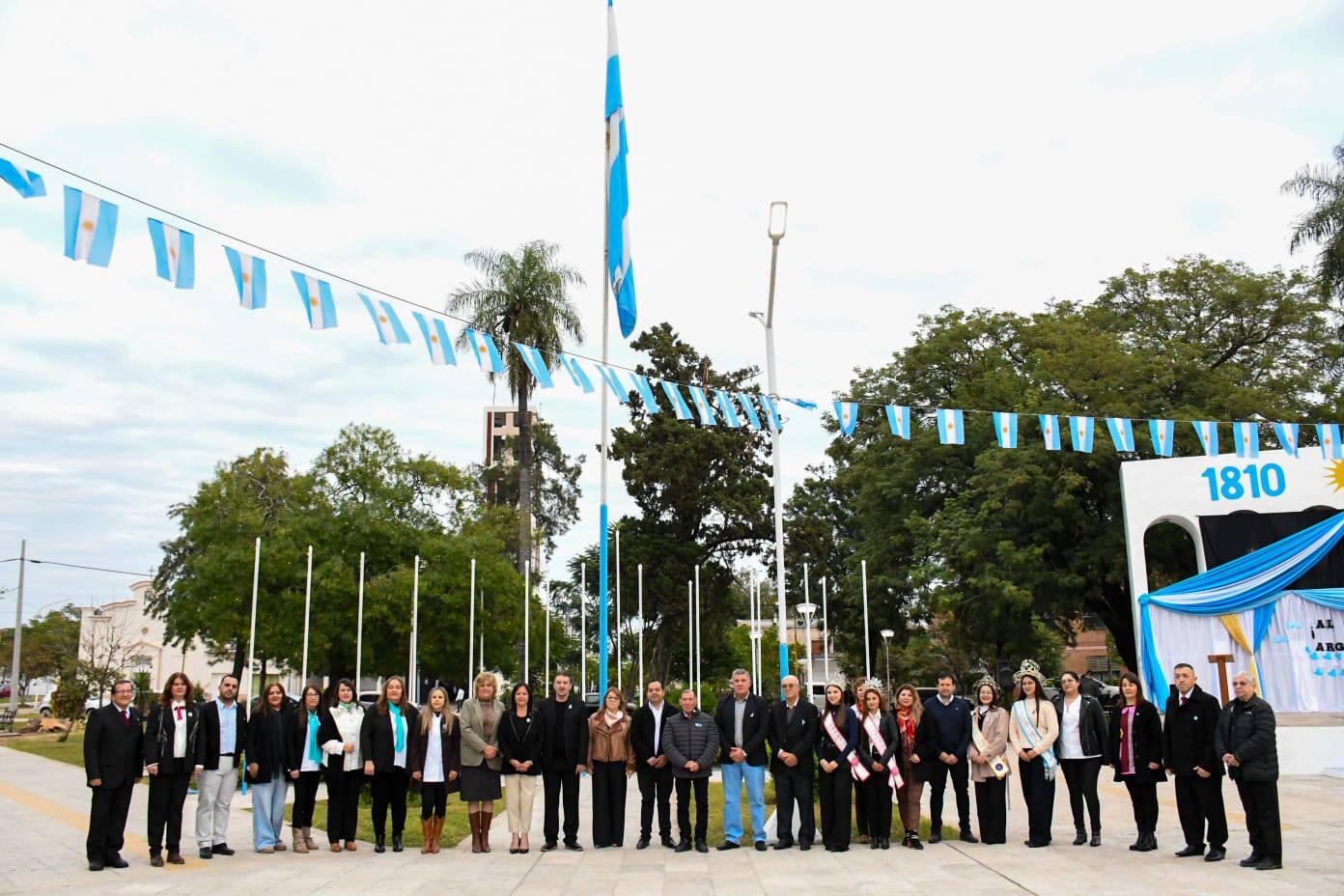 TRES ISLETAS: 25 DE MAYO, IZAMIENTO DEL PABELLÓN NACIONAL
