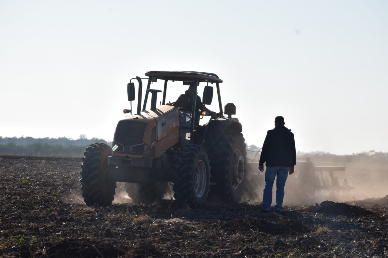 CON SERVICIO DE LABOREO DE SUELO ACOMPAÑAMOS A PRODUCTORES DEL DEPTO. MAIPÚ