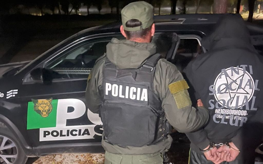 “Los Pumas” de vera detuvieron a un policía en plena acción delictiva, trasladaba una vaca recién robada y faenada.