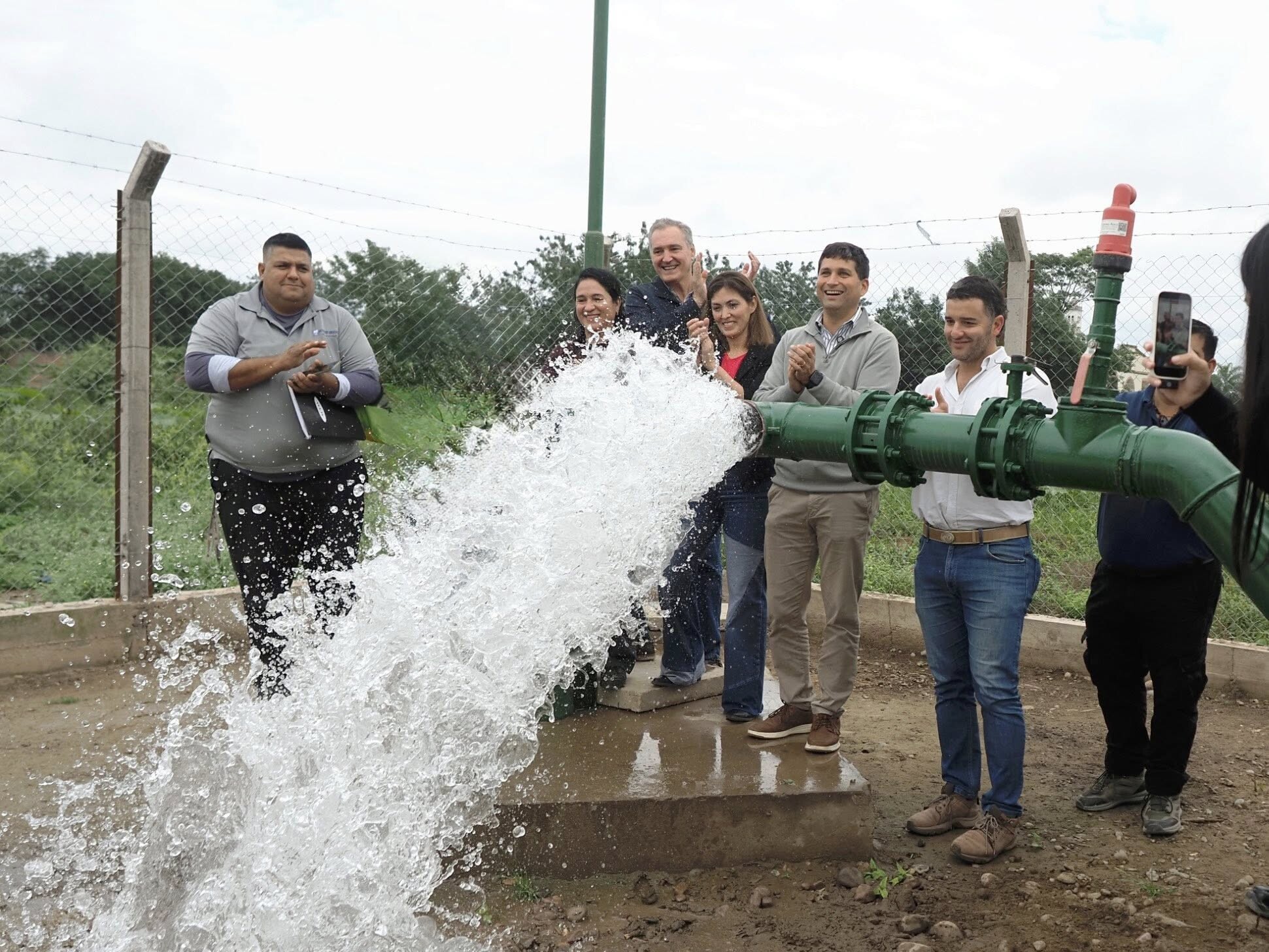 EL GOBIERNO PROVINCIAL Y AGUAS DEL NORTE PUSIERON EN FUNCIONAMIENTO EL POZO DE AGUA DEL BARRIO 4 DE JUNIO EN ORÁN