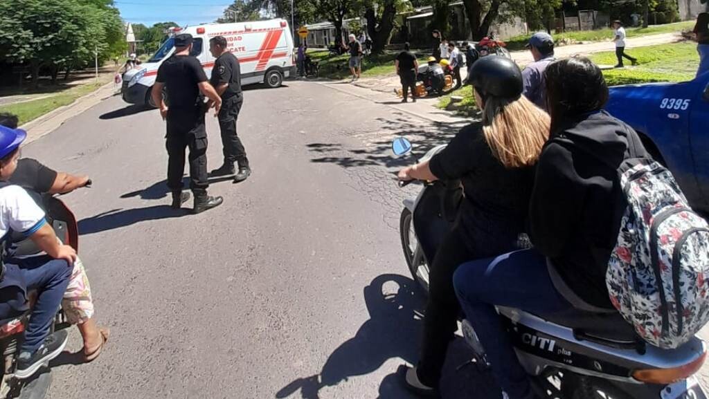 Un motociclista de Villa Ocampo atropelló a una ciclista que resultó con costillas fracturadas y quedó internada en el hospital local.