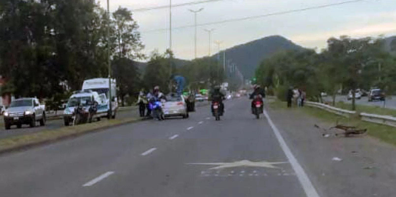 71740-violento-accidente-en-av-tavella-un-ciclista-termino-arriba-del-techo-de-un-auto.webp 71740-violento-accidente-en-av-tavella-un-ciclista-termino-arriba-del-techo-de-un-auto.webp