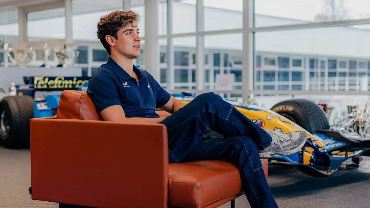 ¿Una señal? Alpine presentó a Franco Colapinto con un auto que fue campeón del mundo
