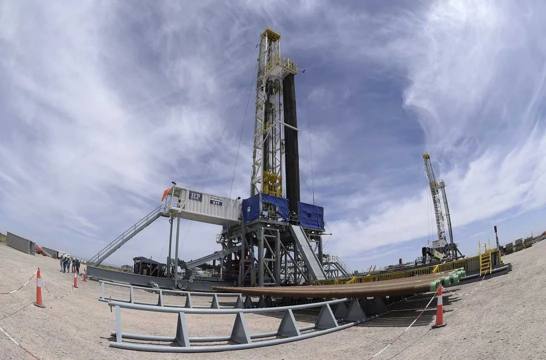 Suben los precios del petróleo: cómo puede impactar en la Argentina