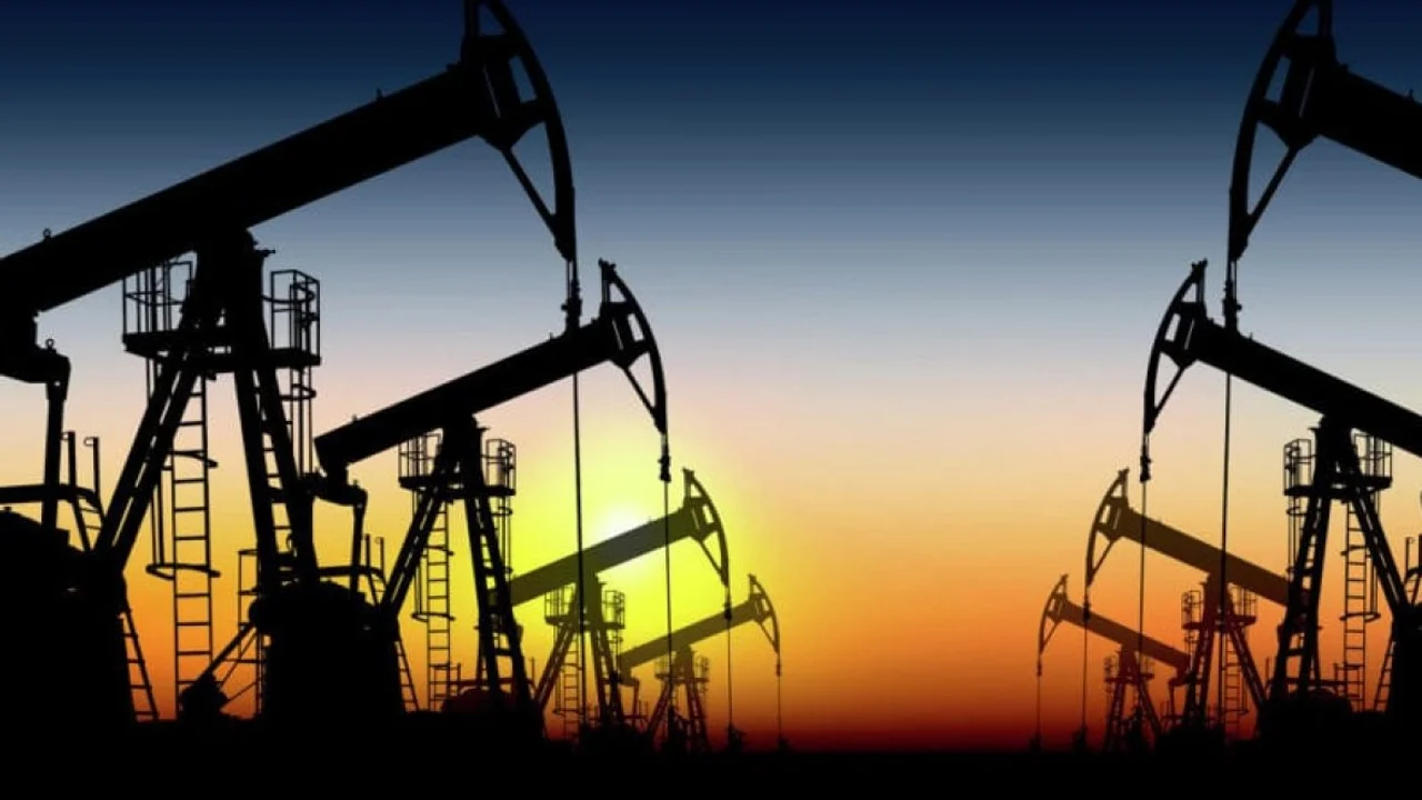 El petróleo se derrumba a mínimos en cuatro años al cotizar por debajo de los US