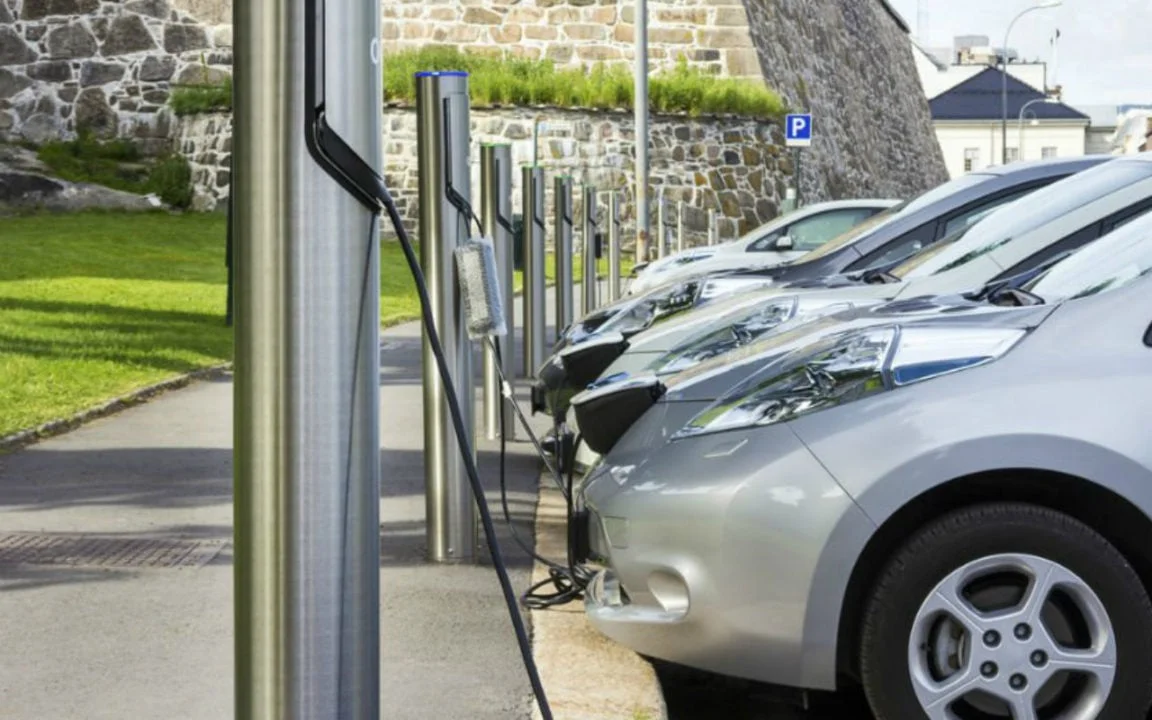 Habilitan la instalación de centros de carga de autos eléctricos