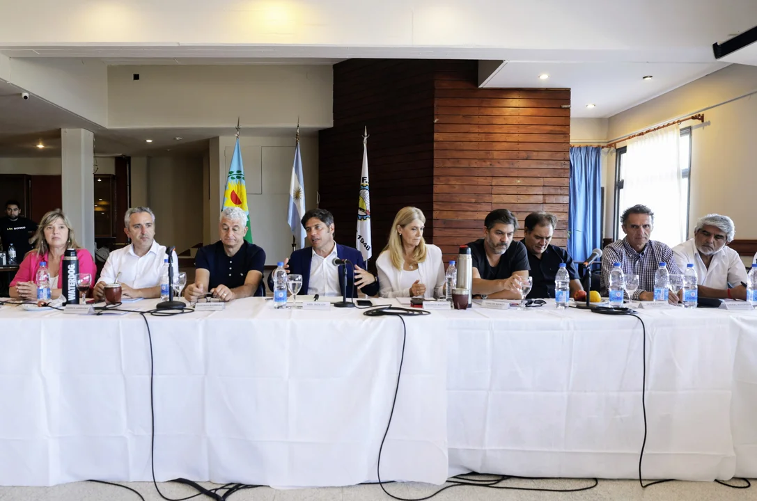 Axel Kicillof reunió a 35 intendentes en Villa Gesell y pidió «amplitud» para enfrentar a Javier Milei