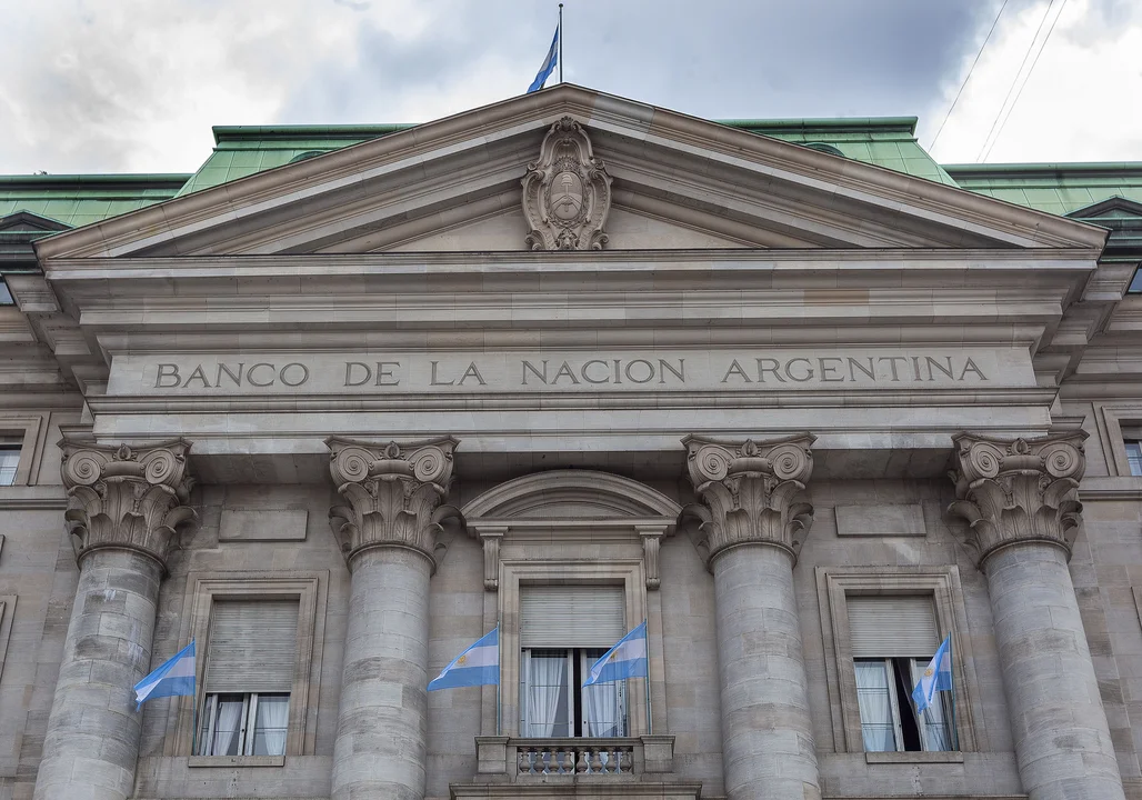 Caputo advirtió que cerrarán sucursales del Banco Nación en municipios que suban las tasas municipales