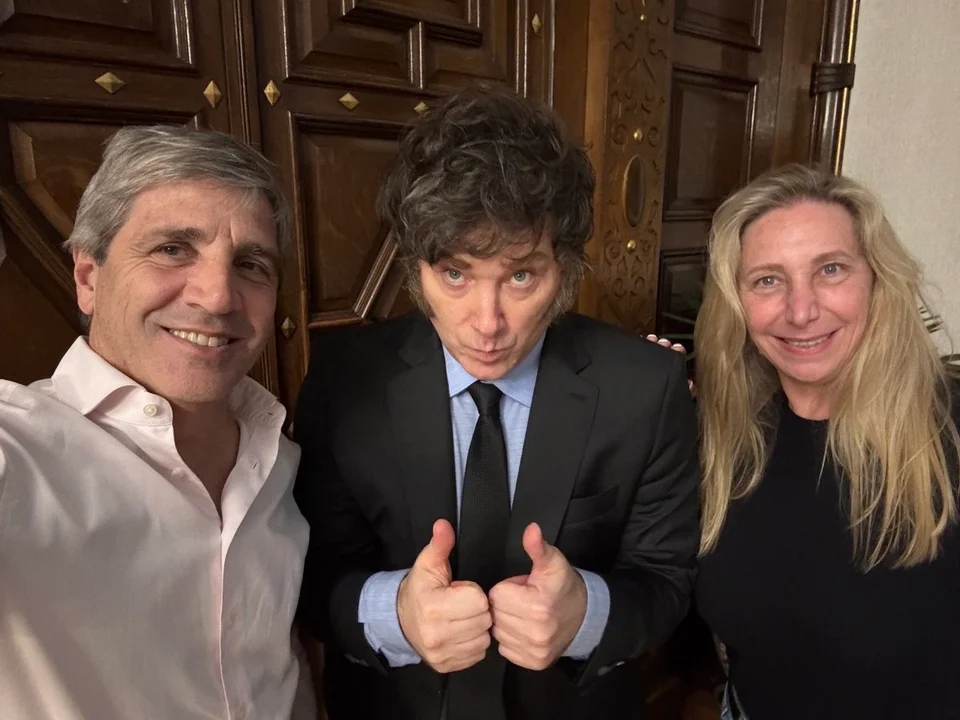 El Presidente celebró la aprobación del DNU para el acuerdo con el FMI junto a Caputo y Karina Milei