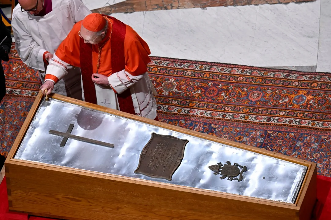 720 (48).webp Una cruz, el escudo del Vaticano y una placa con el nombre de Francisco: así quedó cerrado el féretro del papa