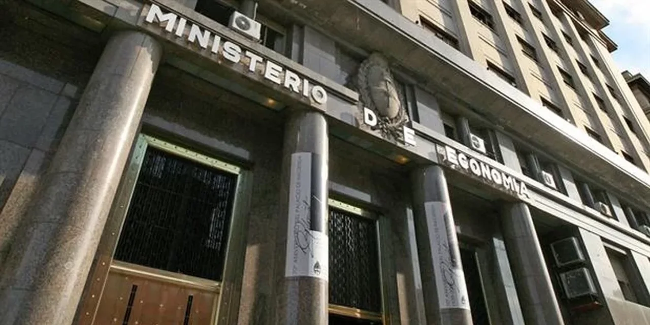 La motosierra siguió prendida en junio: obra pública, planes sociales y subsidios energéticos