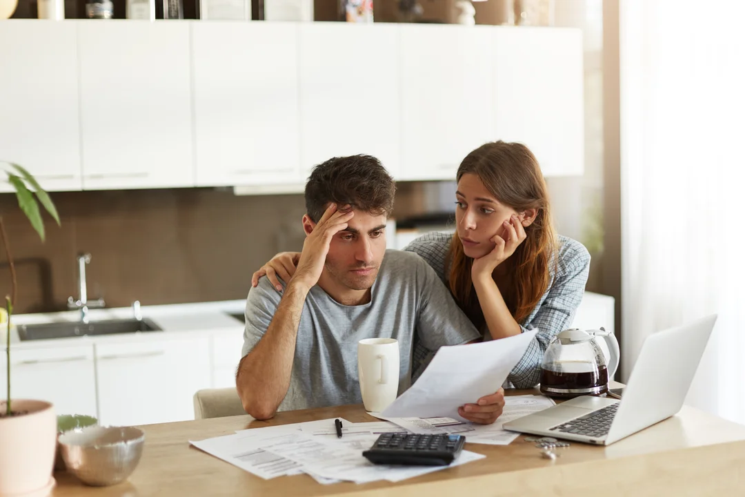 Por la caída de los salarios, los argentinos siguen perdiendo poder adquisitivo tras pagar gastos fijos