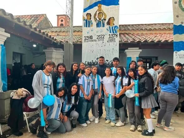 ¡EXPLOSIÓN DE CREATIVIDAD Y SENTIMIENTO PATRIO EN LA ESCUELA LANZA COLOMBRES N° 3104!