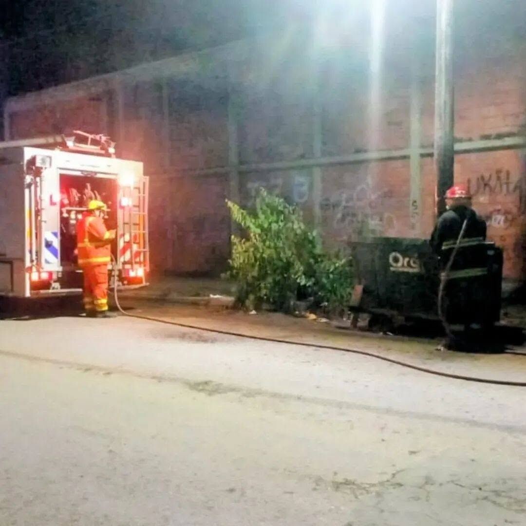 NUEVAMENTE INCENDIARON UN CONTENEDOR DE RESIDUOS EN ORÁN Y DEBIERON INTERVENIR LOS BOMBEROS