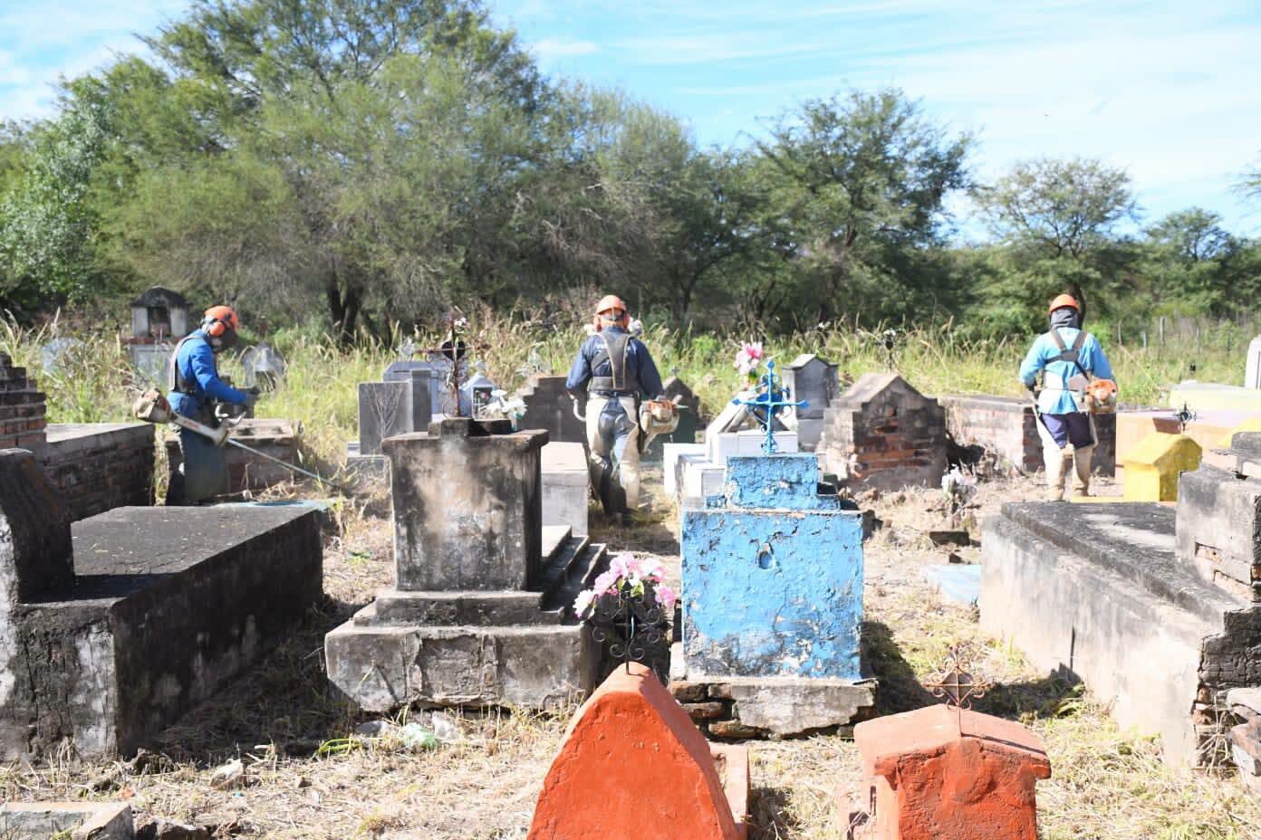 TRES ISLETAS: OPERATIVO DE LIMPIEZA Y DESMALEZADO EN EL CEMENTERIO DE COLONIA LA MATANZA