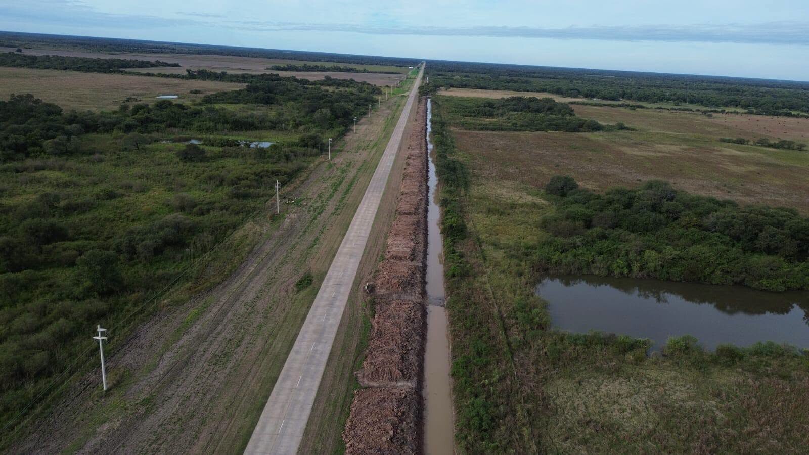TRES ISLETAS: CONTINÚAN LOS TRABAJOS DE LIMPIEZA Y ESCURRIMIENTO EN CANALES NATURALES