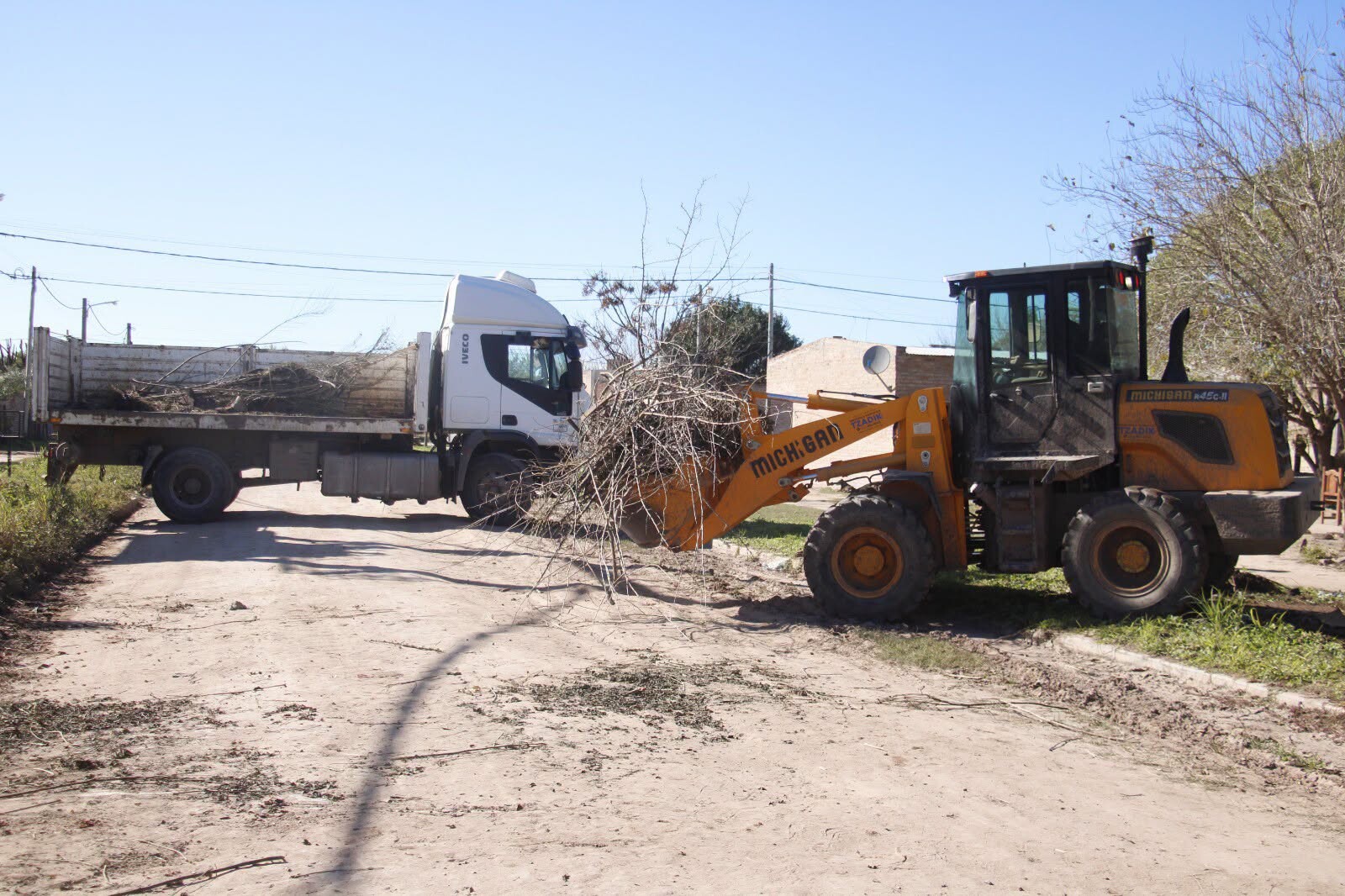 TRES ISLETAS: EL ÁREA DE SERVICIOS PÚBLICOS CONTINÚA CON LOS TRABAJOS DE RECOLECCIÓN DE RAMAS EN DISTINTOS SECTORES DE LA CIUDAD